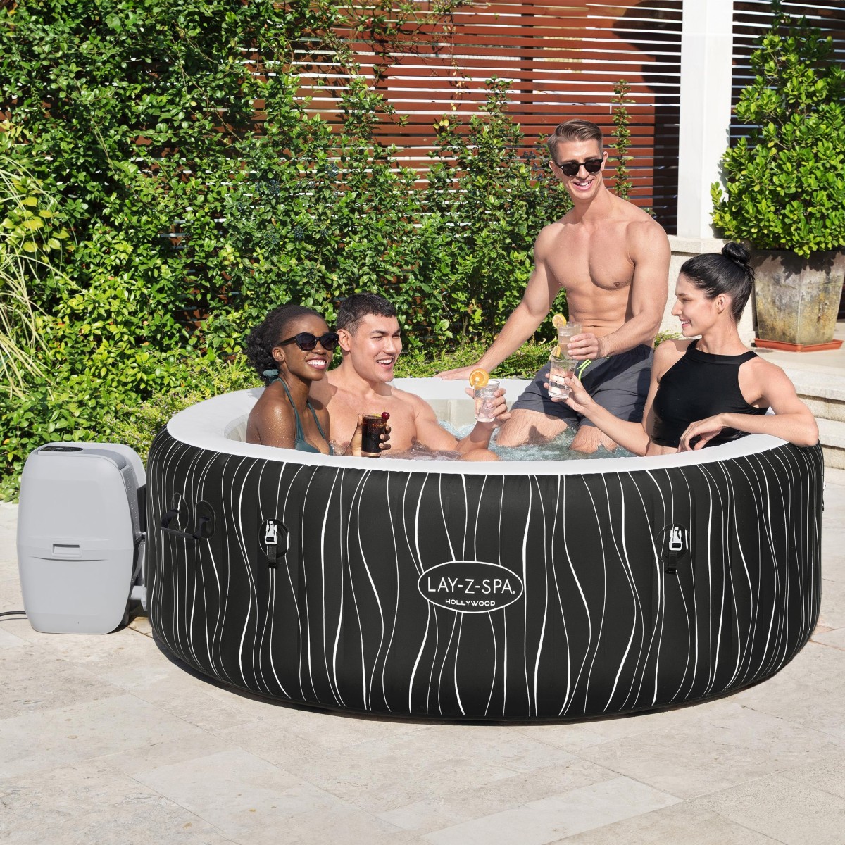 Grupa osób relaksująca się w SPA na tarasie. - ujęcie nr 1